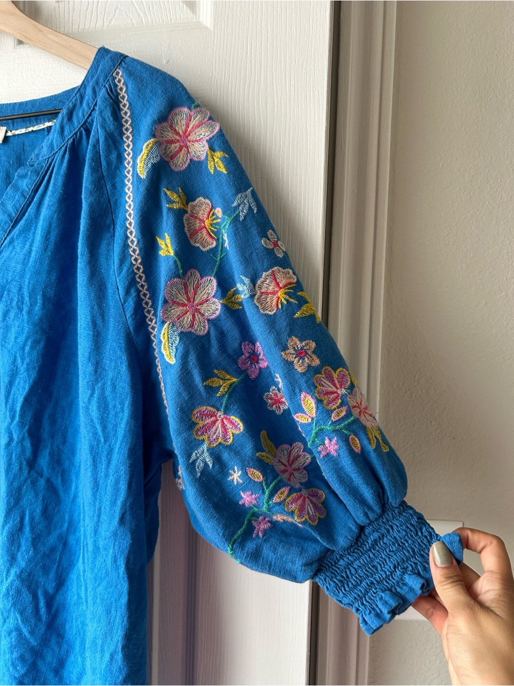 Umgee blouse with embroidered florals on sleeves L GUC - Picture 5 of 11